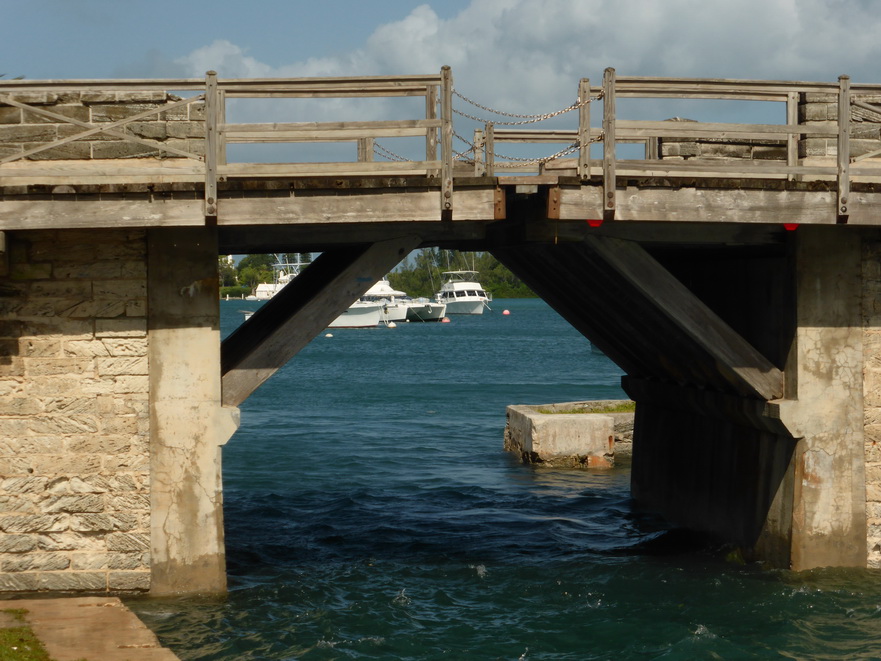 Hamilton bermuda smallest&nbsp;working&nbsp;drawbridge&nbsp;in the world