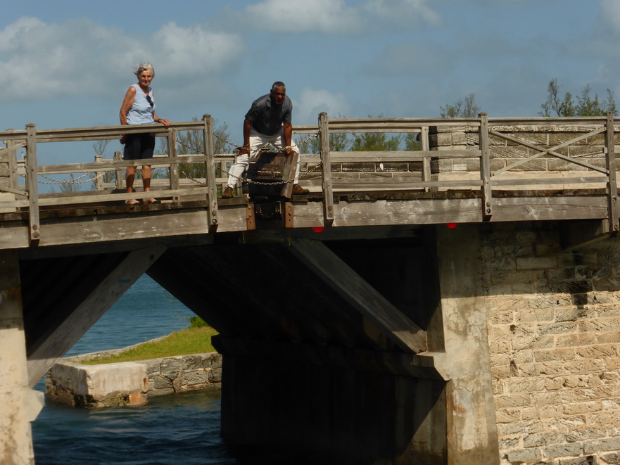 Hamilton bermuda smallest&nbsp;working&nbsp;drawbridge&nbsp;in the world