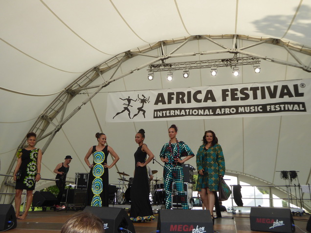 Modeschau Modenschau Afrika Stoffe aus Afrika