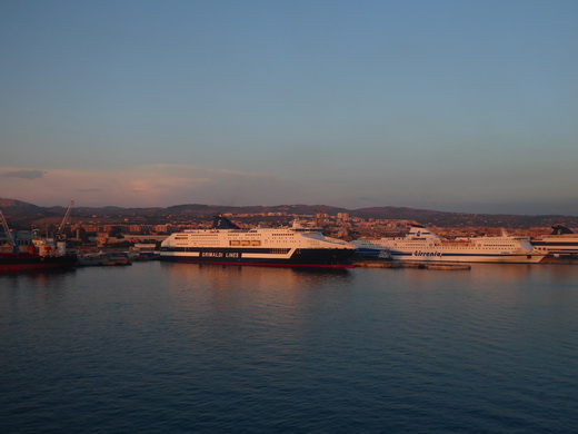   Rom Civitaveccia Hafen Küste Strand Rom Civitaveccia Hafen Küste Strand Hafenmole 2 Fähren  6 Schiffe + Starclipper 